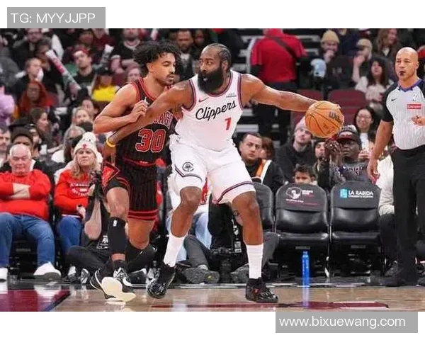 足球巨星亲临NBA赛场与篮球明星共襄盛举精彩瞬间回顾