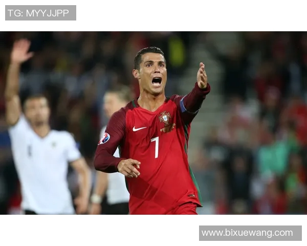 足球巨星C罗在绿茵场上的精彩瞬间与踢球技艺展示