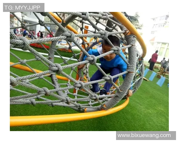 足球明星与儿子亲密互动温馨瞬间展现父子情深的美好时光