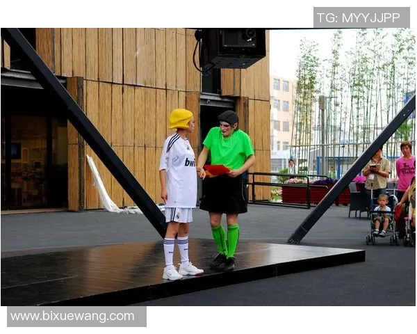 足球明星与小孩的奇妙互动特效展现精彩瞬间