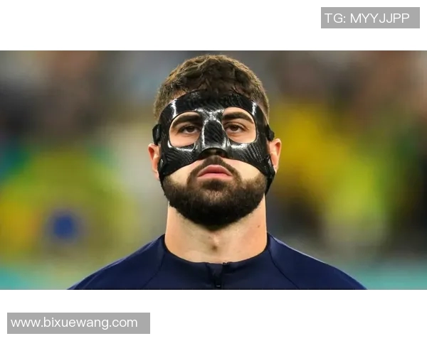 足球明星佩戴面罩训练视频揭秘运动员如何应对伤病挑战与恢复过程