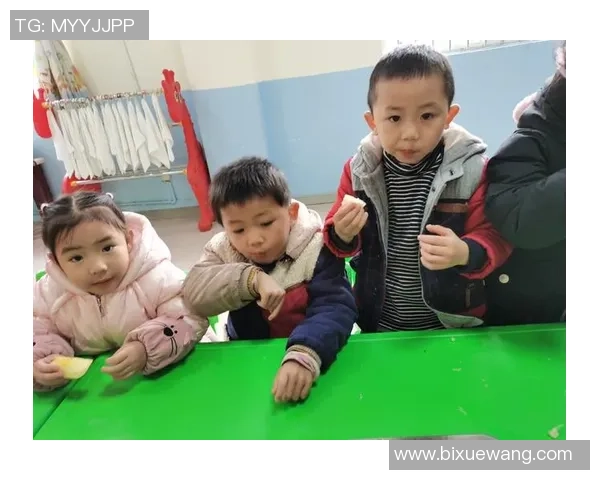 足球明星品尝甘蔗的趣味视频引发热议，球场外的美味瞬间让人忍俊不禁