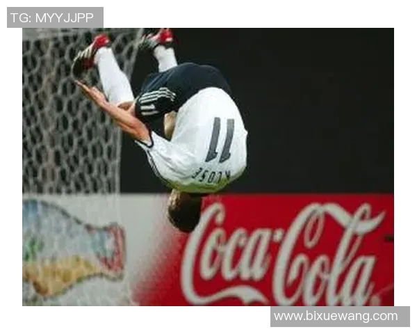 足球明星在赛场上精彩旋转空翻瞬间定格的震撼图片合集