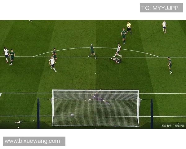 足球明星左脚踢球的精彩瞬间与技术解析揭秘