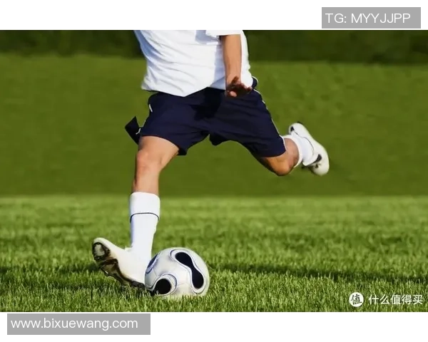 足球明星挑战极限踢足球进篮球框展现惊人技巧与创意表演