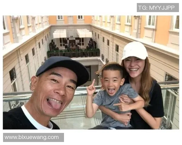 足球明星温馨合影传递友谊与热爱比心瞬间定格精彩时刻