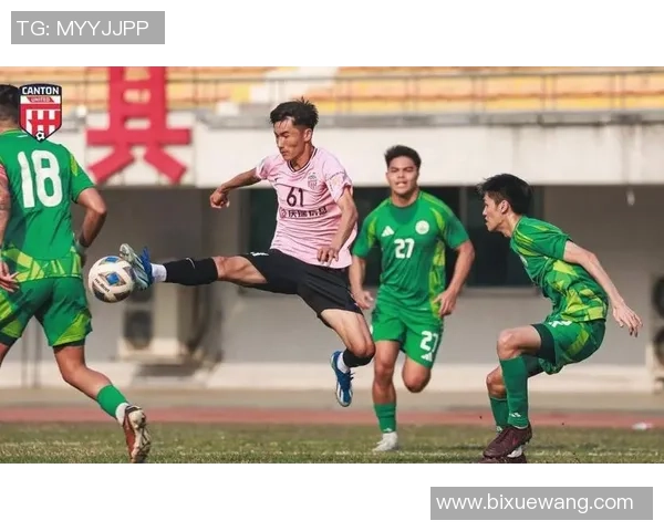 足球明星穿着黄色鞋子展现独特风格与个性魅力引发球迷热议