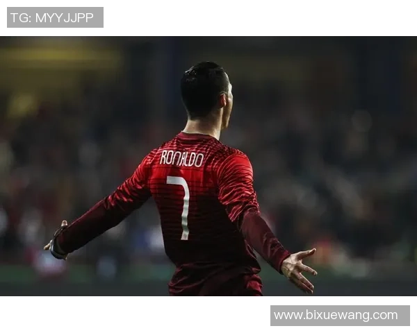 足球明星背影艺术作品展现运动之美与激情的完美结合