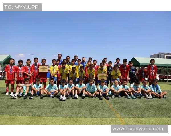 足球明星街头邂逅美丽女生瞬间引发粉丝热议与羡慕