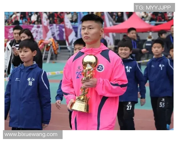 足球明星荣耀时刻捧奖杯的精彩瞬间回顾与分享 足球明星荣耀时刻捧奖杯的精彩瞬间回顾与分享